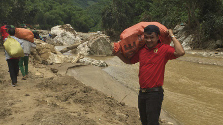 Sau cơn bão, sáng bừng những nụ cười