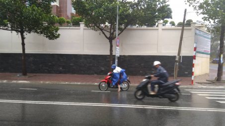 Những lưu ý nhỏ khi đi xe máy trong mùa mưa bão