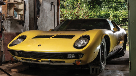 Siêu xe Lamborghini bỏ trong nhà kho cũ nát hét giá 28 tỷ