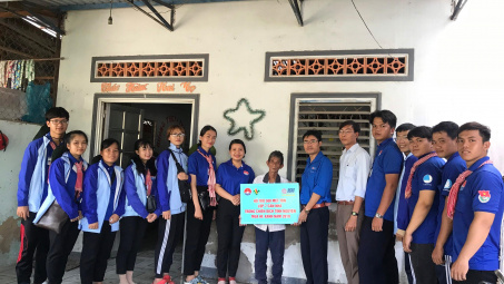 Tôn Phương Nam phủ kín những mái nhà nghèo