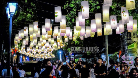“Phố đèn lồng” Phùng Hưng rực rỡ trước đêm trăng rằm, giới trẻ nô nức check-in