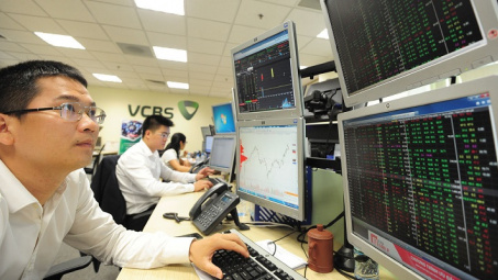 Việt Nam tham gia cuộc đua giảm lãi suất - Thị trường chứng khoán sẽ hưởng lợi?