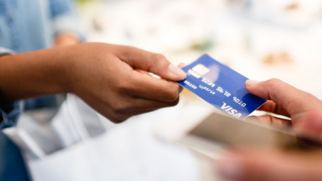 Ngân hàng nào phát hành thẻ ATM đầu tiên ở Việt Nam?