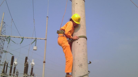 Những cô thợ điện của "Nhà đèn"