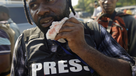 [Tin ảnh] Quốc hội hoãn họp vì Nghị sĩ rút súng