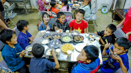 “Bữa cơm nhiều màu” và những đứa trẻ ở Bản Khoang