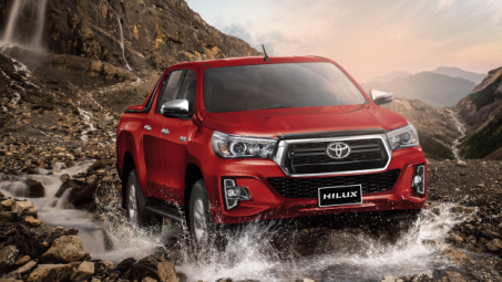 Toyota Hilux bất ngờ giảm giá niêm yết, có thêm phiên bản cạnh tranh Ford Ranger XLS