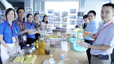 Đem trung thu cho trẻ em nghèo, thanh niên PV GAS hóa thân thành thợ bánh