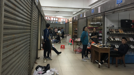 Tiểu thương Saigon Square rủ nhau đóng cửa quầy né sự truy quét hàng giả