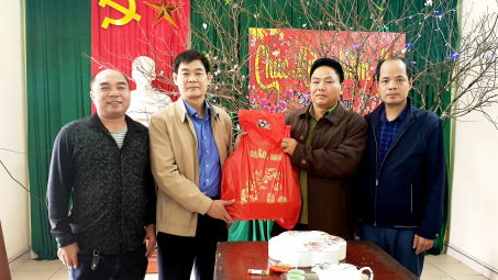 Than Quang Hanh mang xuân sớm đến với CBCN làm nhiệm vụ trực Tết