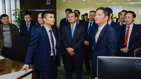 Bộ trưởng Trần Tuấn Anh chia sẻ với người lao động ngành điện trong dịp Tết Nguyên đán