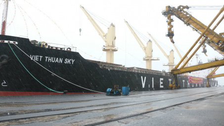 Rót 45.000 tấn than cho tàu "xông đất" ngày đầu năm mới