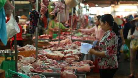Mùng 3 Tết: Giá thịt lợn tăng cao, có nơi lên đến 250.000 đồng/kg