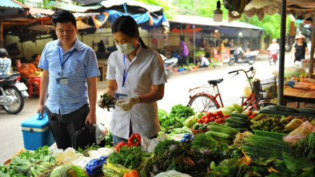 Mùng 4 Tết: Rau xanh, trái cây tăng giá
