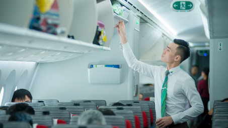 Tiếp viên trưởng Bamboo Airways trả lại hơn 100 triệu cho khách quên trên máy bay