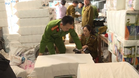 Phát hiện xưởng sản xuất giấy ăn nhãn hiệu Việt Nam Airline