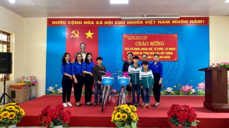 Petrolimex Cao Bằng: Tặng xe đạp động viên học sinh hoàn cảnh khó khăn