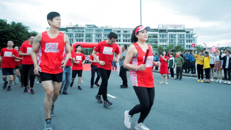 Cuộc chạy tiếp sức xuyên Việt “Lên cùng Việt Nam” chính thức xuất phát tại Hạ Long