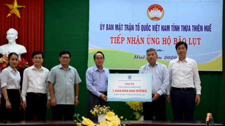 Ngay sau khi phát động quyên góp, PVN trực tiếp trao tiền ủng hộ tại miền Trung