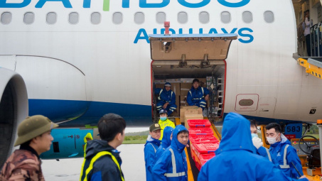Chuyến hàng cứu trợ đầu tiên của Bamboo Airways đã đến miền Trung