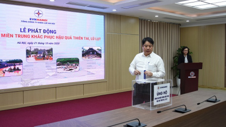 Cán bộ nhân viên EVNHANOI quyên góp ủng hộ đồng bào miền Trung khắc phục thiên tai, lũ lụt