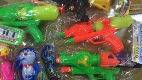 Hà Nội: Tạm giữ số lượng lớn đồ chơi trẻ em, thực phẩm nhập lậu