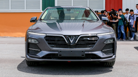 VinFast Lux A2.0 tiếp tục lấn lướt 'lão làng' Toyota Camry