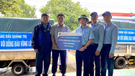 Petrolimex Quảng Trị hỗ trợ 500 triệu đồng chia sẻ khó khăn với đồng bào vùng lũ lụt