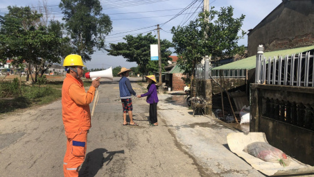 PC Hà Tĩnh đến từng nhà khuyến cáo an toàn điện sau mưa lũ