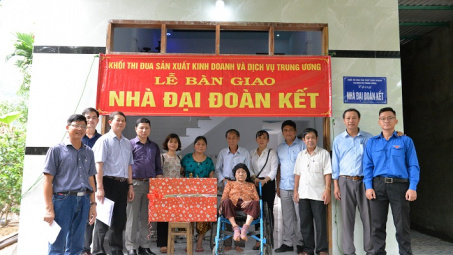 Thủy điện Vĩnh Sơn - Sông Hinh bàn giao 5 căn nhà Đại đoàn kết