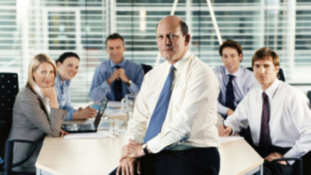 Ảnh hưởng từ việc nắm giữ văn bằng luật của giám đốc điều hành tới hiệu quả hoạt động các công ty gia đình niêm yết trên thị trường chứng khoán Việt Nam hiện nay