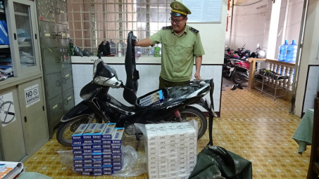 Long An: Bắt giữ xe mô tô vận chuyển 1.000 bao thuốc lá điếu nhập lậu