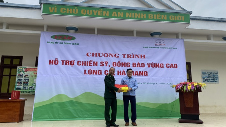Công đoàn Công ty Toyota trao tặng quà hỗ trợ chiến sỹ, học sinh Lũng Cú