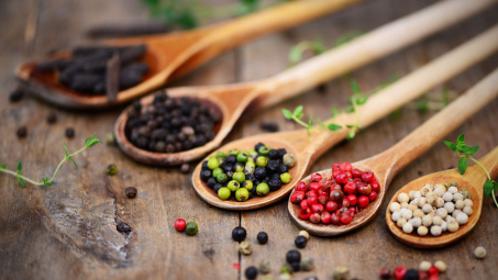 Các container hồ tiêu được tái xuất: Bộ Công Thương đã thể hiện rõ vai trò chủ động và tích cực