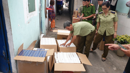 Tiếp tục đánh sập tụ điểm tàng trữ trên 10.000 bao thuốc lá nhập lậu