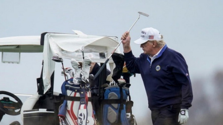 [Quốc tế nổi bật] Ông Trump vẫn đi chơi Golf dù đang rất rối bời