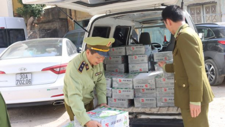 Ngăn chặn 6.550 túi chân gà tẩm ướp gia vị cùng 950 lon bia Liquan nhập lậu