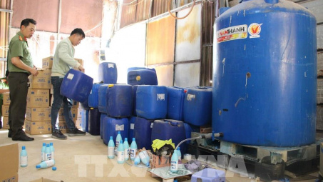 Phát hiện vụ làm giả nước tẩy rửa quy mô lớn ở Bình Dương