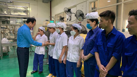Công đoàn Công Thương hỗ trợ 50 triệu đồng cho CNLĐ khó khăn 4 đơn vị thuộc Tập đoàn Hóa chất