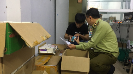 Phát hiện nơi "ẩn náu" của gần 1.600 máy hút thuốc lá điện tử