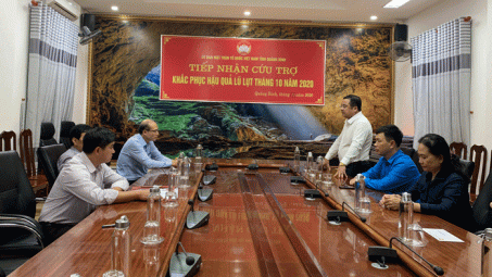 Đoàn công tác Vinachem đi thăm và tặng quà 4 tỉnh miền Trung