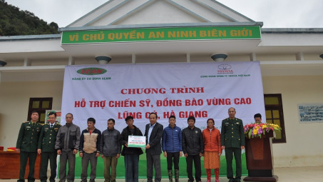 Tổng công ty VEAM trao tặng quà hỗ trợ chiến sỹ, đồng bào Lũng Cú