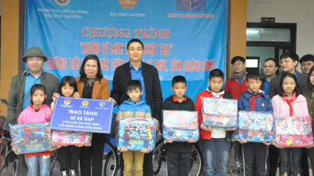 Đoàn Thanh niên Bộ Công Thương: Sẻ chia yêu thương nơi vùng lũ Quảng Bình