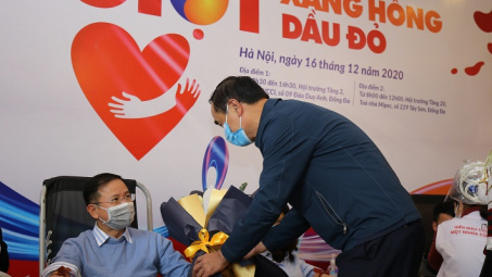 “Xăng hồng - Dầu đỏ” lòng tỏ yêu thương