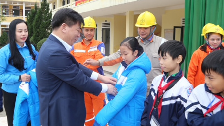 EVNNPC tri ân khách hàng tại vùng lũ Nghệ An, Hà Tĩnh với tổng giá trị 2,3 tỷ đồng