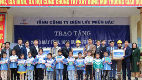 EVNNPC trao tặng quà tại Trường Tiểu học Hợp Thịnh số 2 (Bắc Giang) nhân Tháng tri ân khách hàng