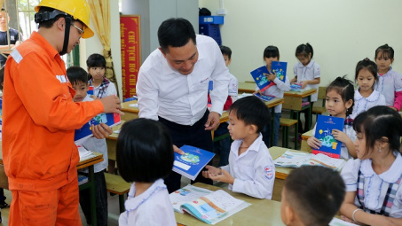 EVNHANOI trao tặng 50.000 quyển vở cho học sinh nghèo ngoại thành Hà Nội