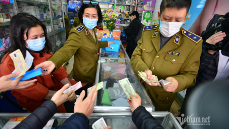 Phòng ngừa virus corona, QLTT cùng doanh nghiệp phát khẩu trang miễn phí cho người dân