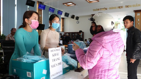 Doanh nghiệp dệt may tặng 70.000 khẩu trang vải kháng khuẩn cho người dân