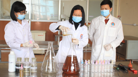 Đại học Sao Đỏ: Pha chế thành công nước rửa tay khô có khả năng diệt khuẩn cao